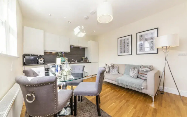 Modern Two Bedroom Apartment in Hammersmith -205a