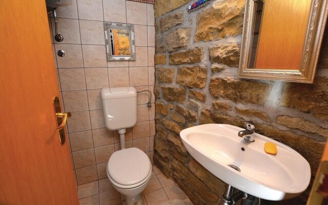 Nice Home in Gracisce With 6 Bedrooms, Internet and Outdoor Swimming Pool