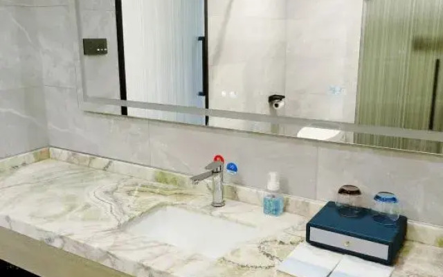 in Hotel (Xiangyang Erqi Store)
