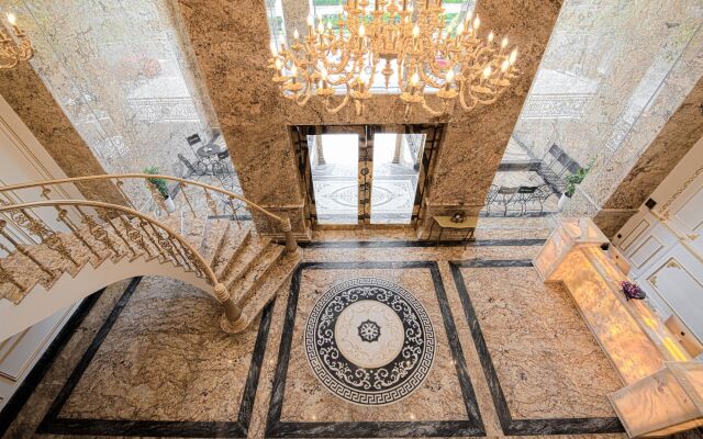 Monarque Hotel