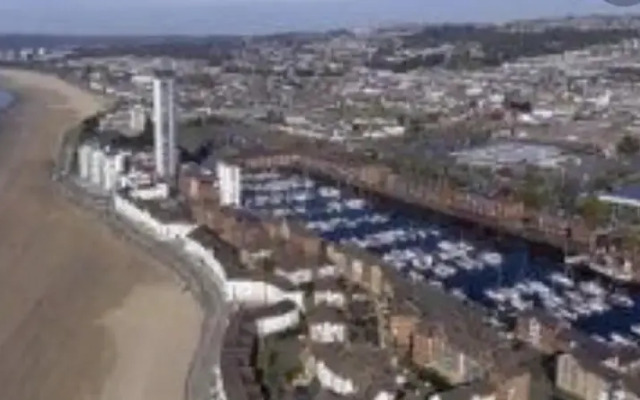 Charming 2-bed Apartment in Swansea