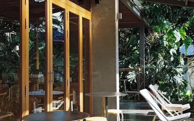 SUNKISS pool.bed.cafe