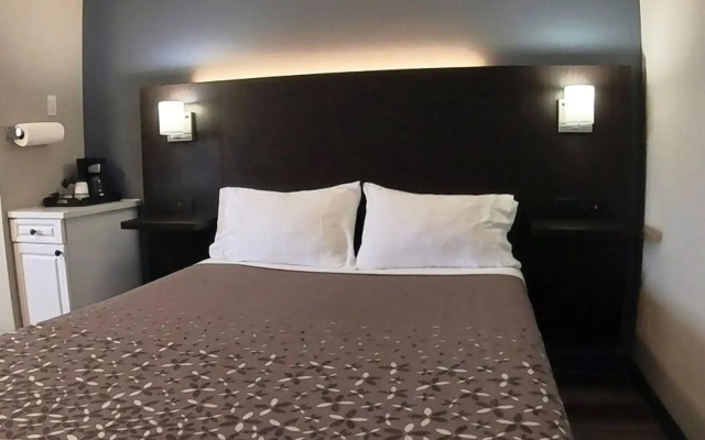 Moonlight Inn and Suites