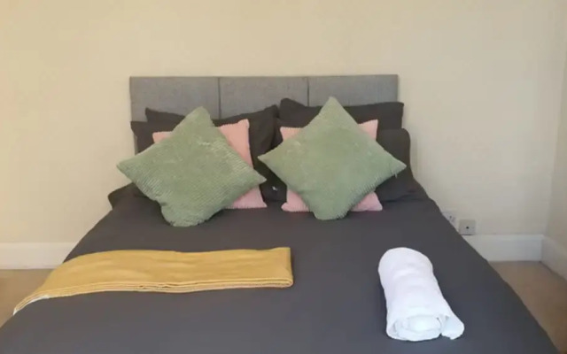 Room in Guest Room - Nice Double Room in Coventry