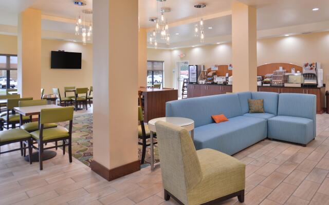 Holiday Inn Express & Suites Dearborn SW - Detroit Area by IHG