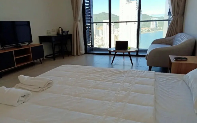 Luxury Scenia Bay Apartment with Seaview