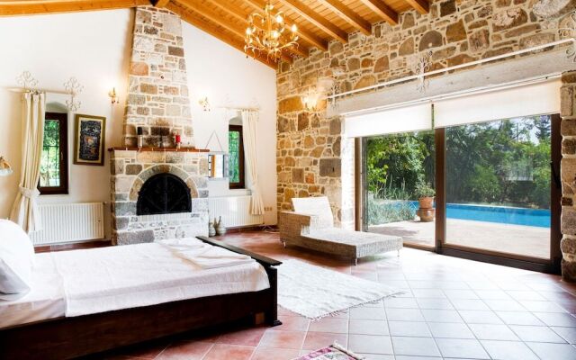 Important Group Villa Citrus