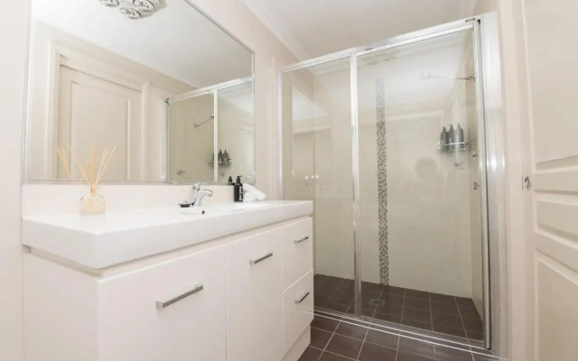 Centennial Cres, Modern, Entertaining Home, Sleeps 8