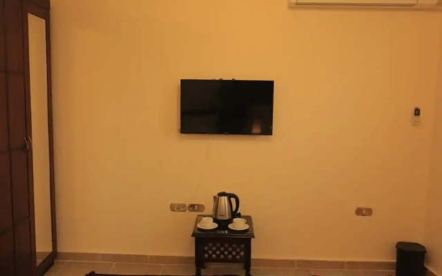 9 Pyramids Inn