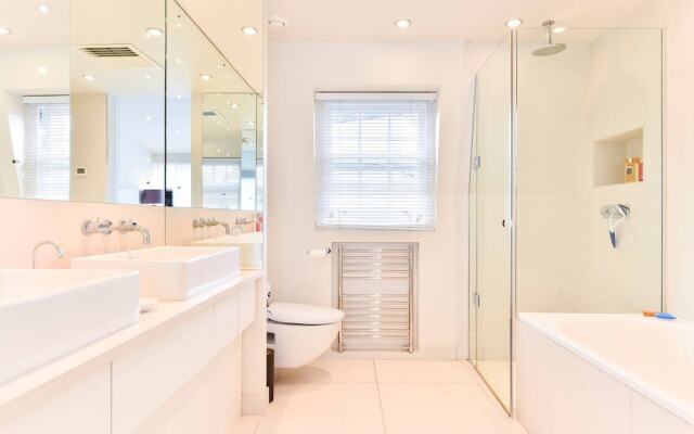 Elegant 3 bed apt With Rooftop Terrace in Pimlico