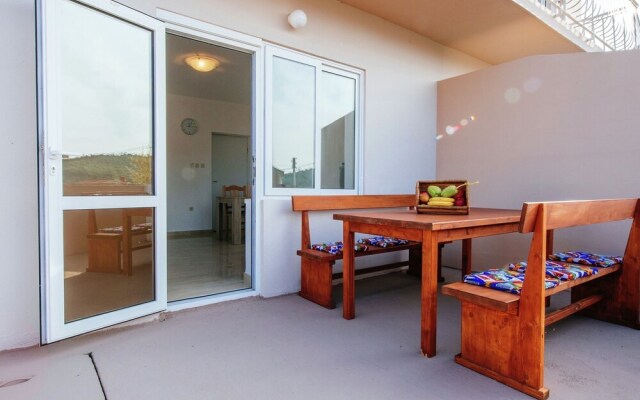 Spacious Apartment with Terrace in Banj