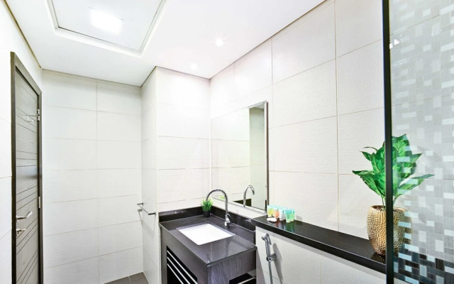 LUX Cayan Superior Suite 5 Dubai Marina