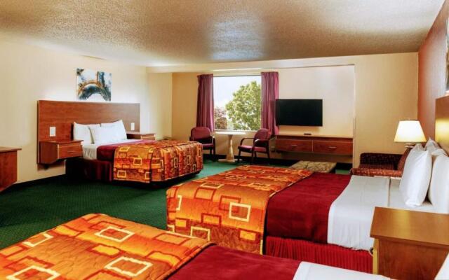 Grand Marquis Waterpark Hotel & Suites