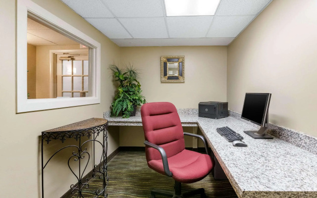 Quality Inn & Suites Des Moines - Merle Hay Road