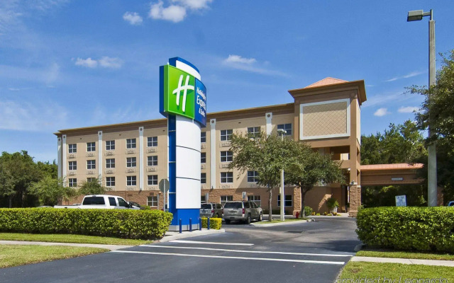 Holiday Inn Express Suites Plant City by IHG