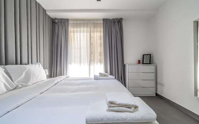 Luxury Waterfront Apartment with Beach Access