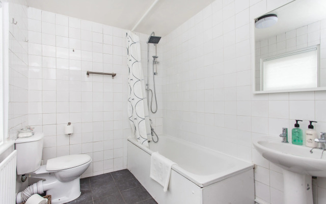 Spacious Studio Apartment Soho Square