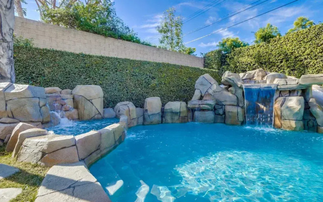 Beautiful Backyard Oasis 5 bedroom 3 Bathroom Home
