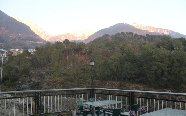Manuni Inn - Riverside Hotel