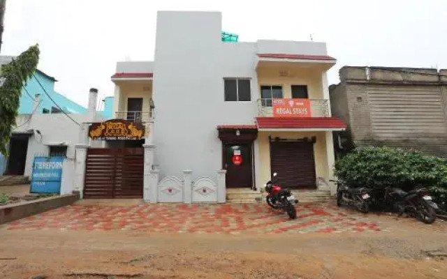 OYO 14505 Regal Stays