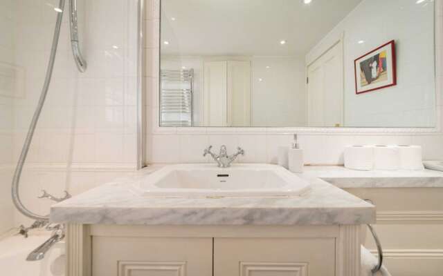 Elegant 3 Bedroom Home Located in South Kensington