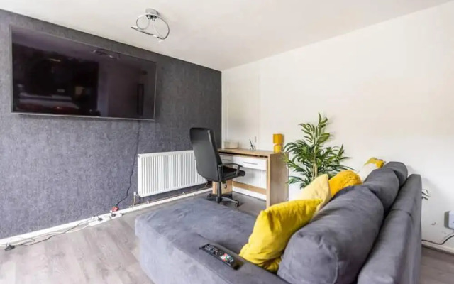 Mordenised 2 Bedroom House Close to City Centre