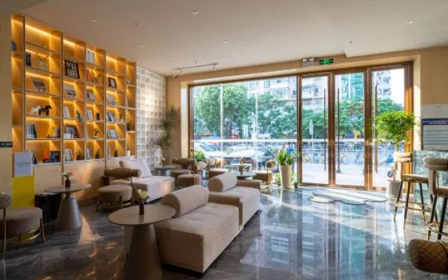 Yalan S Garden Hotel (Shenzhen Baoan Center Fanshen Subway Station Branch) – Balcony – Shenzhen