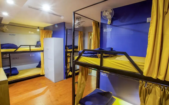 RedDoorz Hostel @ Signature Inn