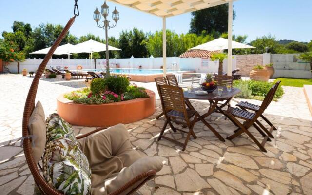 Villa Paradiso: Near beach, superb pool and garden