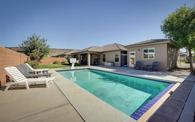 Hurricane Getaway w/ Private Pool, Mtn Views!