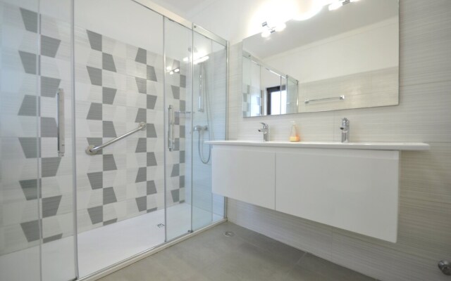 Residential Cul-de-sac Walking Distance to Centre, Private Pool, Free AC & Wifi
