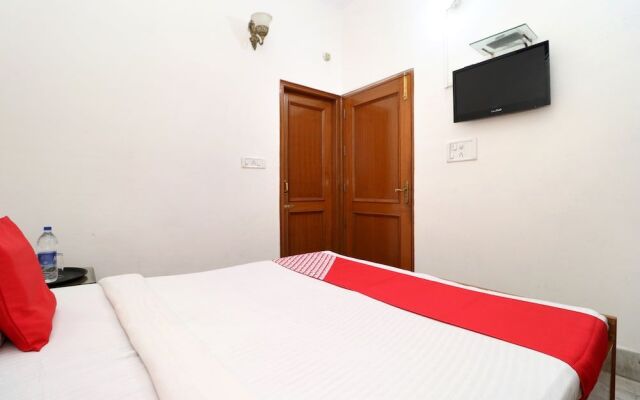 OYO 30237 Hotel Singh's 11