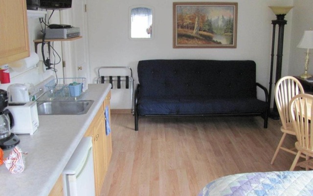 Downtown Log Cabin Hideaway Bed & Breakfast Inn Fairbanks | B&Bs