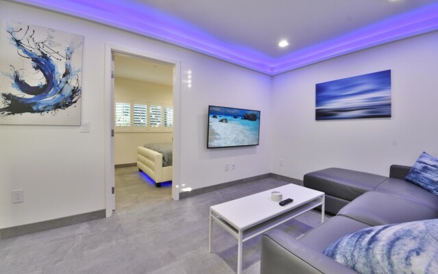 1244#1 Spectacular Contemporary Apartment by Beach