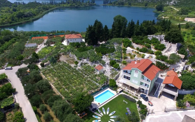 Cozy Villa in Ploce With Shared Pool