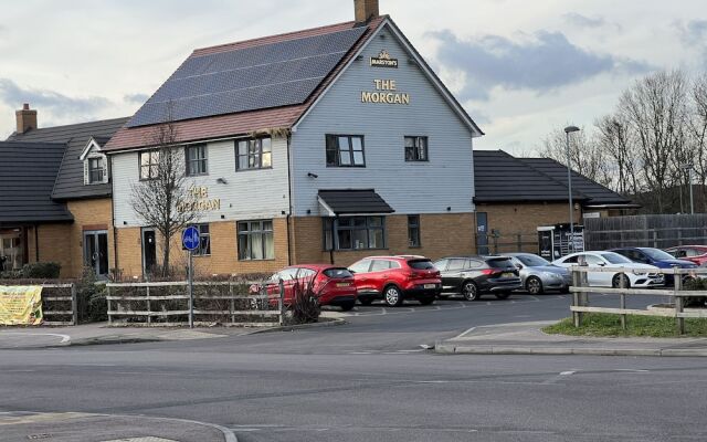 Mordern Retro 2 Bedroom Apartment