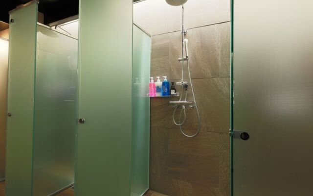 Rembrandt Cabin and Spa Shimbashi - Caters to Men