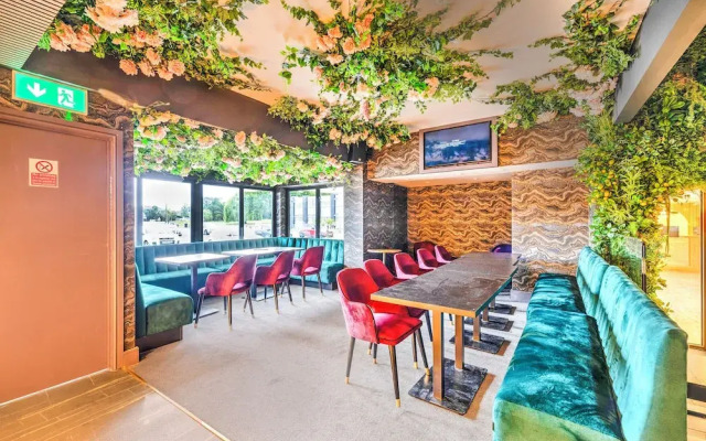 Palms Hotel & Retreat By Palette London Romford