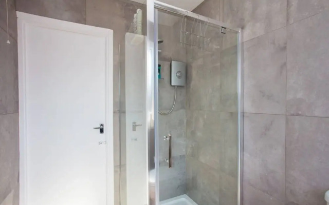 Cosy 4 Bedroom Apartment In Great Location