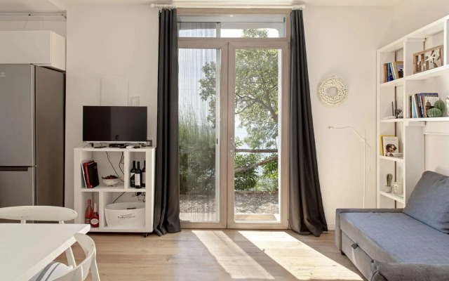 Seafront Apartment in a Splendid Position Overlooking the Sea-vistamare