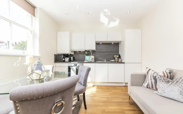 Modern Two Bedroom Apartment in Hammersmith -205a