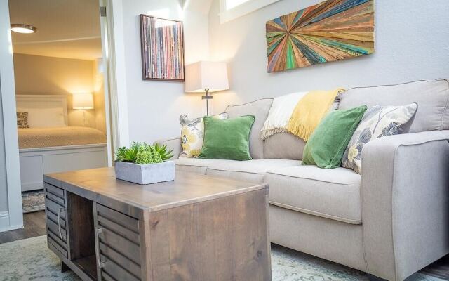 Cozy Retreat | Walk to UNC | FREE Cruiser Bikes