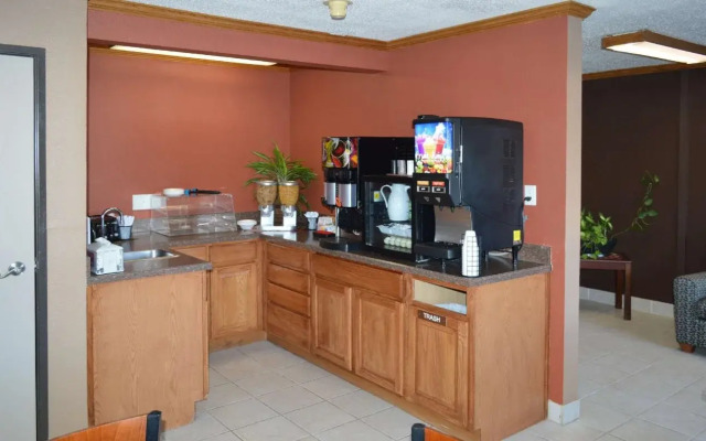 Econo Lodge Inn & Suites Auburn
