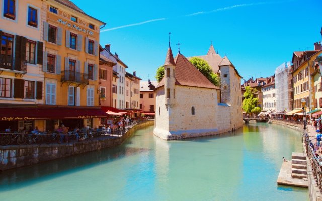Annecy, Terrace and Comfort by the lake