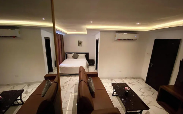 Luxurious 1 Bedroom Apartment with  Pool