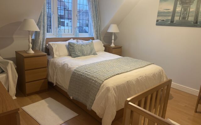 Remarkable 3-bed House in Netley Abbey Southampton