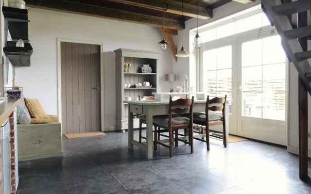 Spacious Apartment With Garden