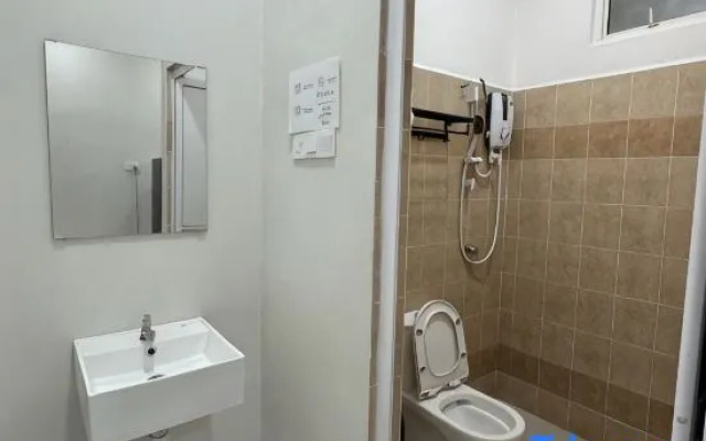 16 pax HB Homestay Raja Uda Ong Yi How Butterworth - Budget Homestay - KTV NETFLIX MAHJONG – Bathroom – Butterworth