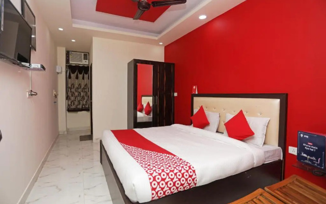 Super OYO 14332 Raj Palace
