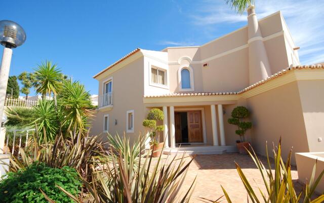 Lavish Villa in Albufeira With Private Swimming Pool